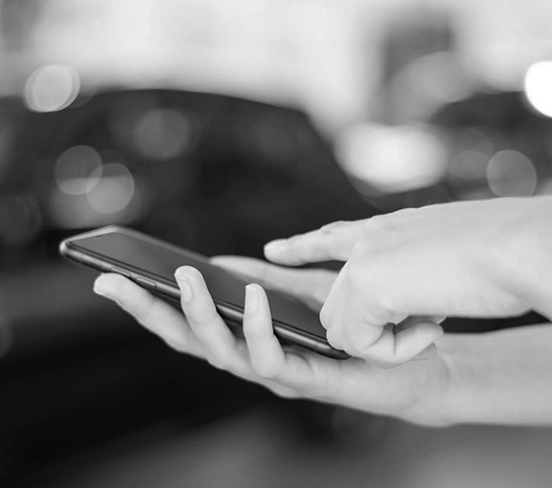 Hände, die ein Smartphone bedienen